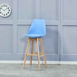 Taburete moderno de plástico blanco para bar, silla alta de madera sólida con respaldo alto, para encimera de cocina, mesa de bar, venta al por mayor - Product Image 2