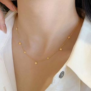 Collar de cadena de eslabones chapado en oro de acero de titanio para mujer, con dije de amor heterosexual pequeño, de lujo ligero, de nicho, estilo hip hop, a la moda. - Product Image 1
