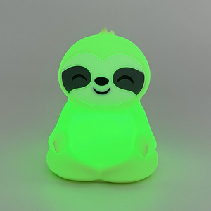 Batería Sloth LED Night Light Tap Temporizador remoto Silicona suave Decoración de la habitación del niño pequeño - Product Image 2