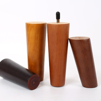 Pieds et accessoires de meubles en bois couramment utilisés pour la réparation ou la mise à niveau, tels que les pieds de canapés, de chaises, de tabourets et de meubles.