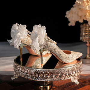 Zapatos de tacón de aguja con punta en pico, correa de perlas en el tobillo y decoración de lazo para novias y bodas. - Product Image 2