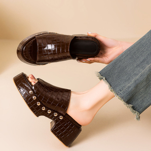 Sandales à talons compensés bas pour femmes, grandes tailles 46, imprimé pierre, en cuir verni, à plateforme épaisse et clous métalliques - Product Image 3