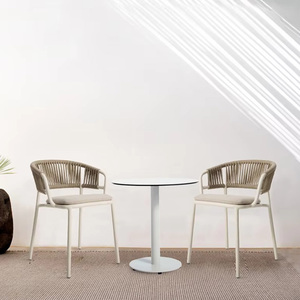 Ensemble de meubles de patio d'extérieur nordique, chaise en corde tressée à la main avec structure en aluminium, table et chaises de jardin imperméables - Product Image 1