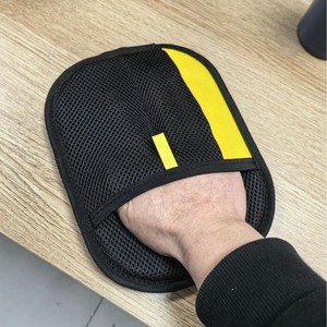 ถุงมือกำจัดขนสัตว์เลี้ยงยี่ห้อ Yi Shi สีเหลือง รุ่นหนาพิเศษ ขนาดใหญ่ ผลิตจากโพลีเอสเตอร์กำมะหยี่ สำหรับสุนัขพันธุ์เล็ก - Product Image 1