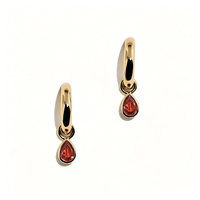 Pendientes de Aro Gemnel Apilables y Desmontables con Dije de Pera, Circonita Cúbica de Granate Brillante y Baño Multicolor para Estilo de Oreja en Capas