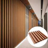 Panneau mural moderne en PVC/WPC imperméable et ignifuge, composite bois-plastique, lambris cannelé pour revêtement intérieur/extérieur d'hôtels et de salles TV