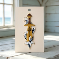 Épinglette en émail personnalisée Poseidon Trident Sword, en laiton émaillé dur, motif vague océanique, badge métallique de collection, cadeau souvenir