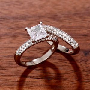 Set di Anelli con Moissanite Simulata Quadrata per Donne, Regalo Romantico per Coppie con Fede Abbinata - Product Image 1