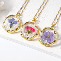 Collier en résine plaquée avec fleurs séchées naturelles du mois de naissance, pendentif irrégulier en résine avec fleurs pressées, breloques bijoux