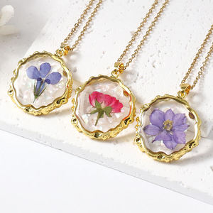 Collana con Fiore del Mese di Nascita Essiccato e Irregolare, Gioielli Placcati, Accessori, Collana con Ciondolo in Resina con Fiore Pressato - Product Image 4