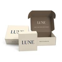 Maßgefertigte Cremeweiße Versandboxen mit Logos und Minimalistischem Stil Verpackungsboxen für Kleidungsverpackung und Transport