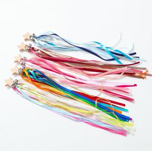 Baguette de fée avec rubans ornés d'étoiles de cloche Baguettes magiques en bois Rainbow Streamer <span class=keywords><strong>Baton</strong></span> Stick Twirling Holiday Party Favors - Product Image 1