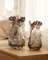 Vase à fleurs sculptural en verre gris fumé soufflé à la main, style Art déco moderne, avec bord festonné et taille cintrée, pour centre de table de salon