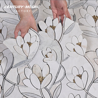 Mosaïque en marbre à motif floral Centurymosaic, blanc glorieux avec pierre en laiton, mosaïque à jet d'eau pour salle de bain, cuisine, mur, sol
