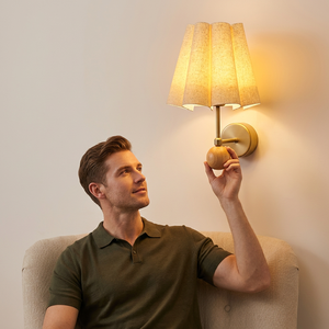 Lampe murale scandinave CH avec abat-jour en lin et base en bois, éclairage décoratif intérieur pour salon - Product Image 1