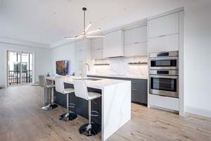 Armoires de cuisine en bois massif haut de gamme en usine. Armoires de cuisine intégrées personnalisées pour villas et appartements. - Product Image 3