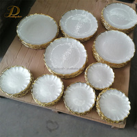 JINDA Luxury Factory Ensemble de 13 assiettes de mariage en verre blanc, motif tournesol, avec assiettes de présentation à bord doré transparent