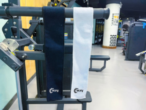 Toalla de microfibra personalizada de 11 colores con diseño de fútbol americano, gancho fuerte y patrón deportivo de inventario. - Product Image 2