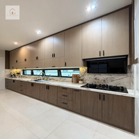 Gabinete de Cocina Lineal Moderno XINGRUO de Madera Contrachapada con Acabado en Dos Tonos, Tiradores Largos Negros, para Apartamentos, Diseño Plano y Cerrado