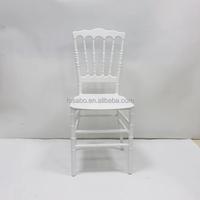 Chaise Chiavari Dorée Événement Tifany, Chaise en Résine Blanche pour Extérieur, Types de Meubles d'Hôtel, Chaise de Mariage en Gros avec Coussins