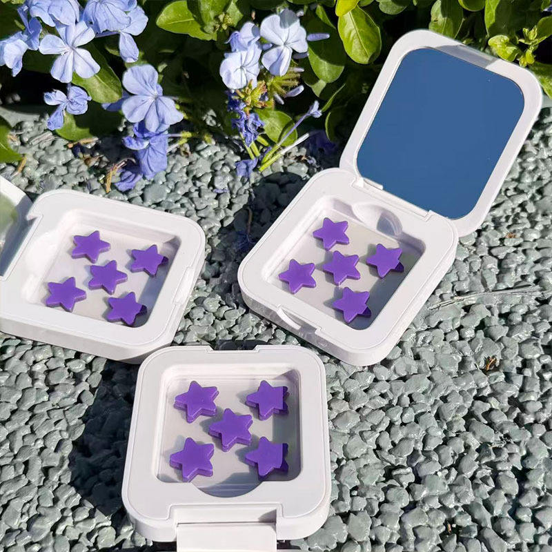 étoile violette dans une boîte miroir blanche