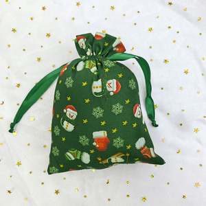 Pochette en coton écologique à estampage à chaud pour Noël, motif de dessin animé imprimé, emballage de bijoux artisanaux pour les promotions de fête - Product Image 5