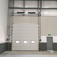 Porte sectionnelle industrielle moderne résistante au vent, isolée thermiquement, à levage vertical automatique, pour grandes usines, entrepôts et ateliers