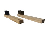 Petite brosse à poêle avec manche en bois et acier pour le nettoyage et l'ébavurage