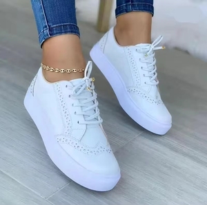Baskets basses marron rétro en daim ajouré pour <span class=keywords><strong>femme</strong></span>, chaussures de sport décontractées respirantes en cuir personnalisées pour le printemps - Product Image 4