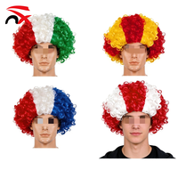 Perruque Afro pour supporters de sport, idéale pour les matchs de football, les défilés de carnaval, les fêtes d'Halloween, les cosplay et comme accessoire photo. Vente en gros.