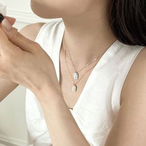 Collar con Colgante Rectangular de Plata de Ley 925 con Diseño Delicado Dylam, Bañado en Oro de 14K y Rodio, con Circonita Cúbica 5A y Superficie con Efecto Hielo Triturado - Product Image 2