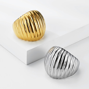 Anillo clásico con diseño de rayas para mujer, un artículo popular de comercio electrónico transfronterizo de Europa y América, hecho de acero de titanio con - Product Image 1