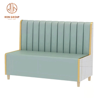 Meubles de restaurant et café modernes : banquette en cuir véritable bleu, tables à manger en marbre, chaises en cuir, cadre doré, personnalisables