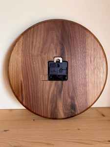 Horloge murale en résine et bois artisanale avec un design artistique élégant, une finition lisse et une construction durable - Product Image 5