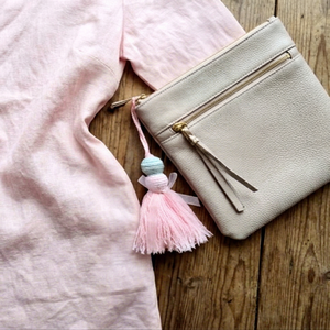 Pochette en cuir avec pompon rose, style bohème, forme rectangulaire - Product Image 1