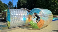 Balle aquatique gonflable colorée pour la marche sur l'eau et les jeux de roller aquatique à usage commercial