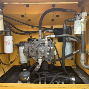 Excavatrice sur chenilles Volvo EC210 d'occasion, de taille moyenne, hydraulique, pour travaux de terrassement routier, exportation - Product Image 2