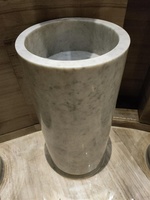 Lavabo italien moderne en marbre blanc de Carrare, lavabo sur pied à cylindre solide