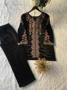 Collection de tenues coordonnées élégantes en velours brodé de fournisseur indien, dans des tons classiques, pour femmes, vêtements ethniques haut de gamme pour fêtes et mariages - Product Image 5