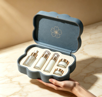 Boîte cadeau rigide écologique personnalisée en forme de coquille avec insert en mousse, compartiment, couvercle intérieur floral en feuille d'or et gaufrage pour produits de soin de la peau