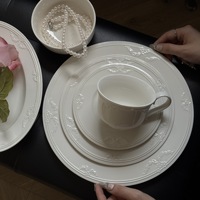 Service de vaisselle en céramique blanche émaillée avec motif en dentelle embossée de style baroque européen, ensemble d'assiettes pour dîner, service de vaisselle pour mariage