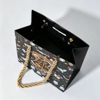 Sac en papier noir de luxe léger en carton, avec poignées en corde, pour magasin de vêtements, sac de shopping, emballage de vêtements, sac cadeau, personnalisable