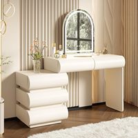Coiffeuse moderne blanc crème avec miroir LED arqué, tiroirs incurvés en cuir souple et armoire latérale réglable pour chambre à coucher.