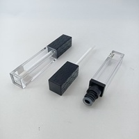 Tube de brillant à lèvres personnalisé avec capuchon gravé en relief, flacon transparent, contenant cosmétique vide pour brillant à lèvres, emballage carré pour huile à lèvres
