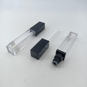 Tubo de Brillo Labial Personalizado con Tapa Grabada en Relieve, Envase Transparente para Brillo Labial, Envase Cuadrado Vacío para Aceite Labial - Product Image 4