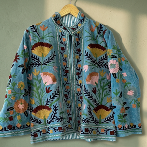 Chaqueta Unisex de Terciopelo Azul Claro Hecha a Mano, Transpirable, de Algodón, con Bordado Floral Rajastaní Auténtico, Manga Larga, Abierta - Product Image 3