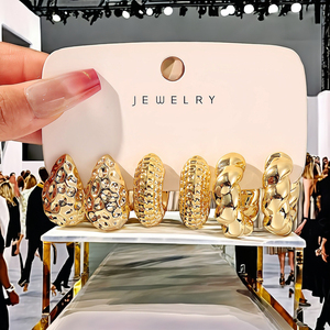 Nuovo <span class=keywords><strong>Set</strong></span> di 3 Paia di <span class=keywords><strong>Orecchini</strong></span> <span class=keywords><strong>a</strong></span> <span class=keywords><strong>Cerchio</strong></span> Dorati <span class=keywords><strong>a</strong></span> Forma di C, Martellati e Intrecciati, per Donna - Fornitore di Gioielli - Product Image 2