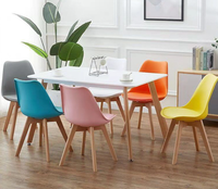 Chaise en plastique au design moderne et épuré, avec coque en plastique et structure en bois, idéale pour mariages et événements