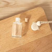 Vente en gros de flacons de parfum pour voiture de luxe, 8 ml, vides, en verre, forme cylindrique, diffuseur de parfum pour voiture suspendu avec couvercle en bois