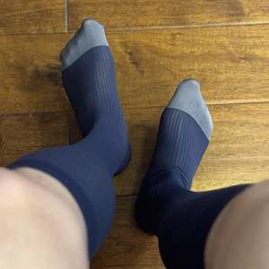Fine bande verticale argent gris orteil noir <span class=keywords><strong>bleu</strong></span> <span class=keywords><strong>marine</strong></span> moyen long tube droit <span class=keywords><strong>bas</strong></span> en <span class=keywords><strong>nylon</strong></span> pour hommes - Product Image 2